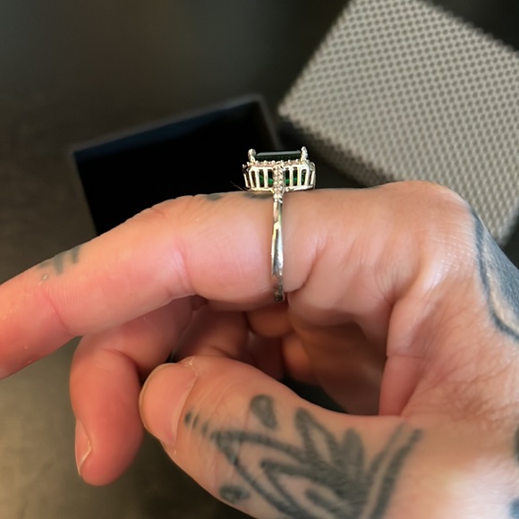 Size 7 925 silver and emerald ring with crystals - Picture 5 of 10